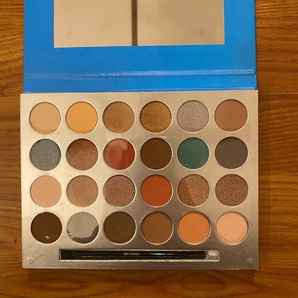 Beyond Shimmer & Matte Eyeshadow Palette 24 C - Picture 8 of 13